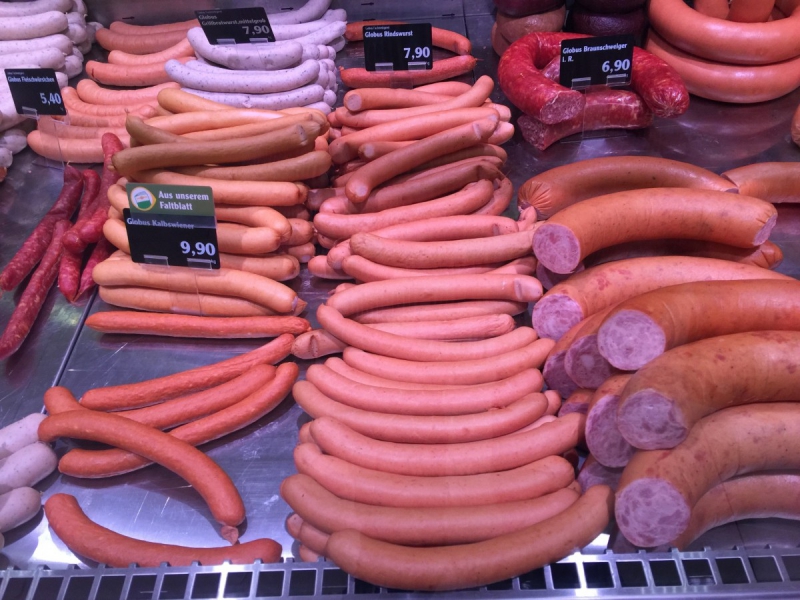 charcuterie-ST RAPHAEL-min_sausages_meat_butchery-1069321